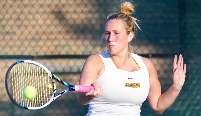 Laura Dimante won her match at No. 5 singles.
